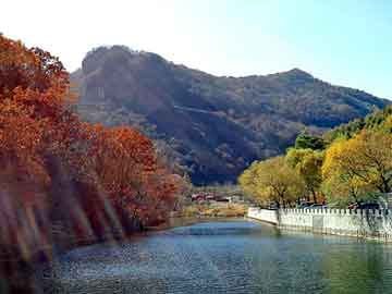 两名驴友被困山中，消防员深夜进山搜救